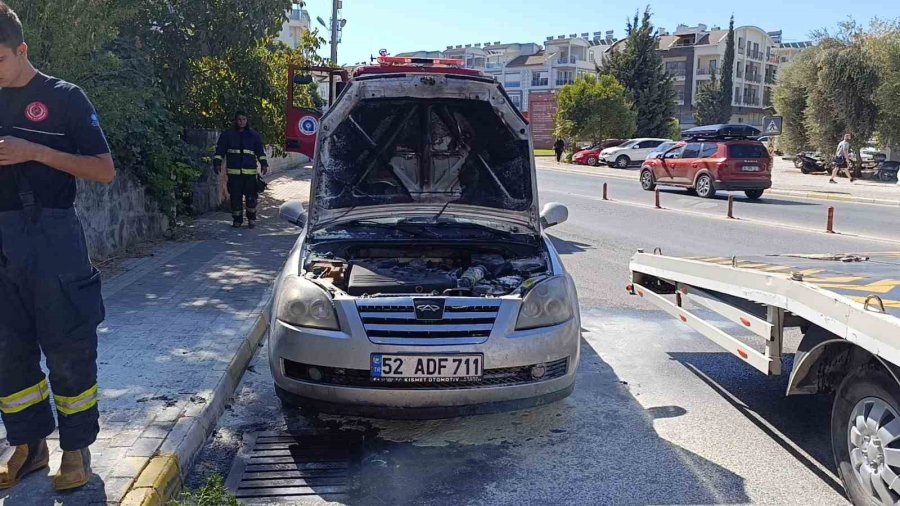 Seyir Halinde Alev Alan Otomobil Vatandaşlar Tarafından Söndürüldü