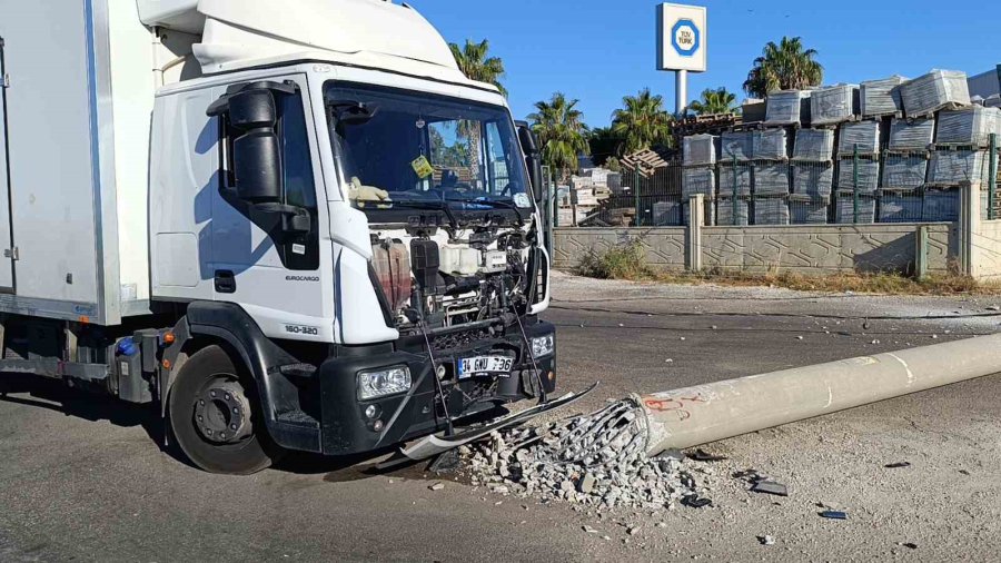 Lojistik Kamyonu Beton Direği Devirdi