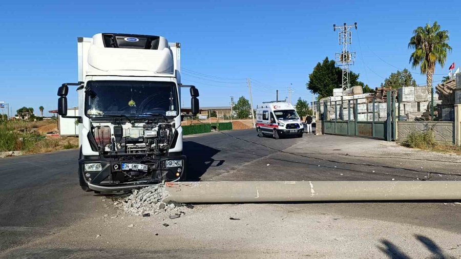 Lojistik Kamyonu Beton Direği Devirdi