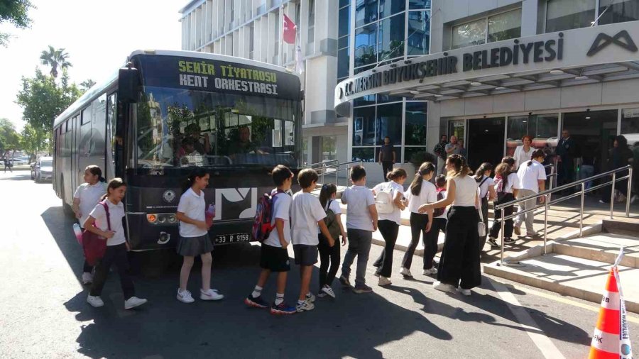 Belediyenin Hizmet Binasında Tiyatro Sahnesi Açıldı