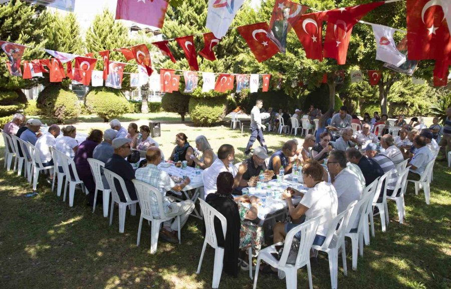 Yaş Almış Vatandaşlar Büyükşehir Belediyesinin Etkinliklerinde Eğlendi