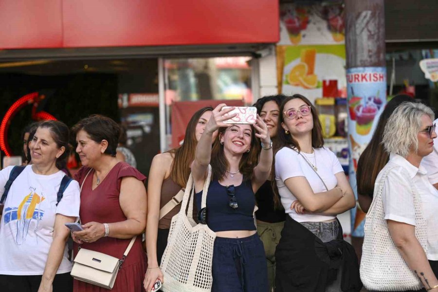 "altın Portakal Film Festivali" Geleneksel Kortejiyle Başladı