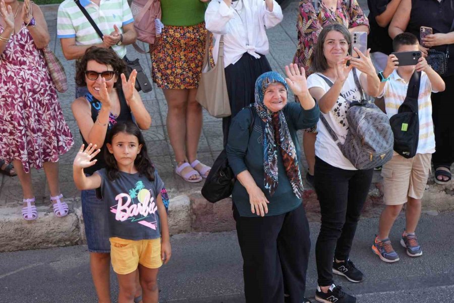 "altın Portakal Film Festivali" Geleneksel Kortejiyle Başladı