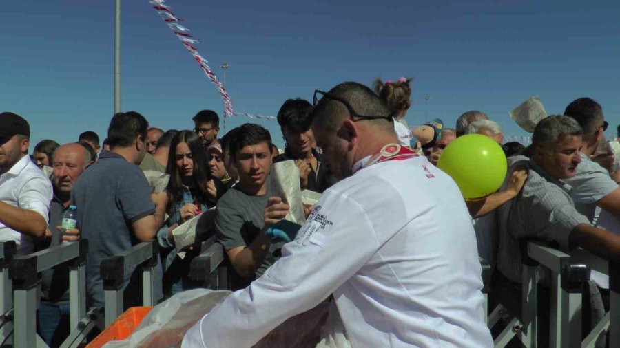 Kayseri Gastronomi Günleri’nde 1 Ton Sucuk Döner Dağıtıldı