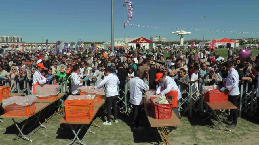 Kayseri Gastronomi Günleri’nde 1 Ton Sucuk Döner Dağıtıldı