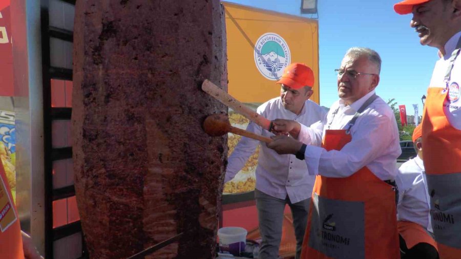 Kayseri Gastronomi Günleri’nde 1 Ton Sucuk Döner Dağıtıldı