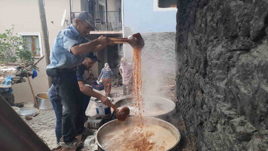 Konya’da Köy Ocağında İmeceyle Pekmez Yapılmaya Devam Ediliyor