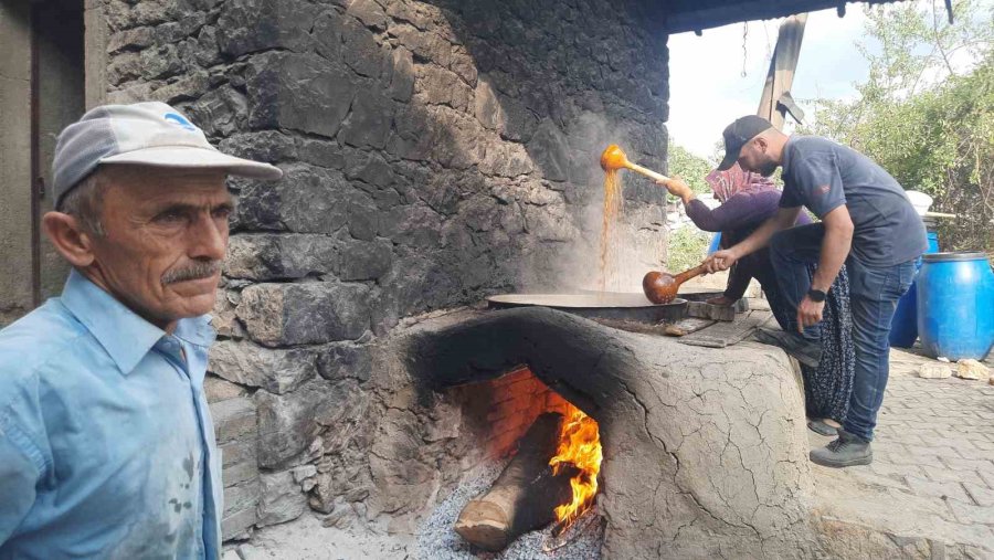 Konya’da Köy Ocağında İmeceyle Pekmez Yapılmaya Devam Ediliyor