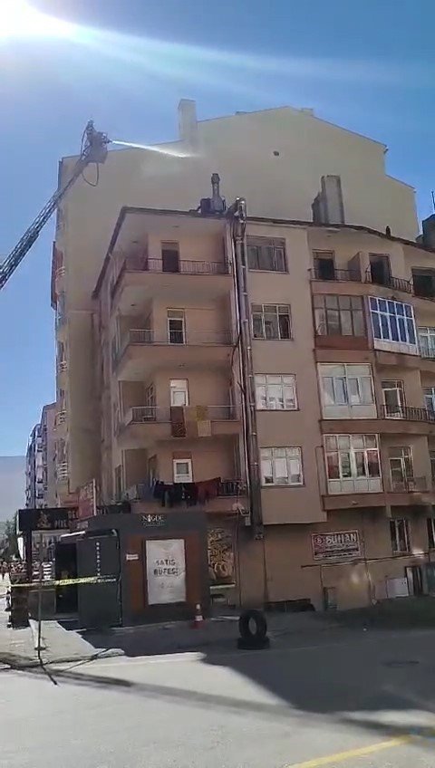 Niğde’de Apartmanın Çatısında Çıkan Yangın Paniğe Neden Oldu