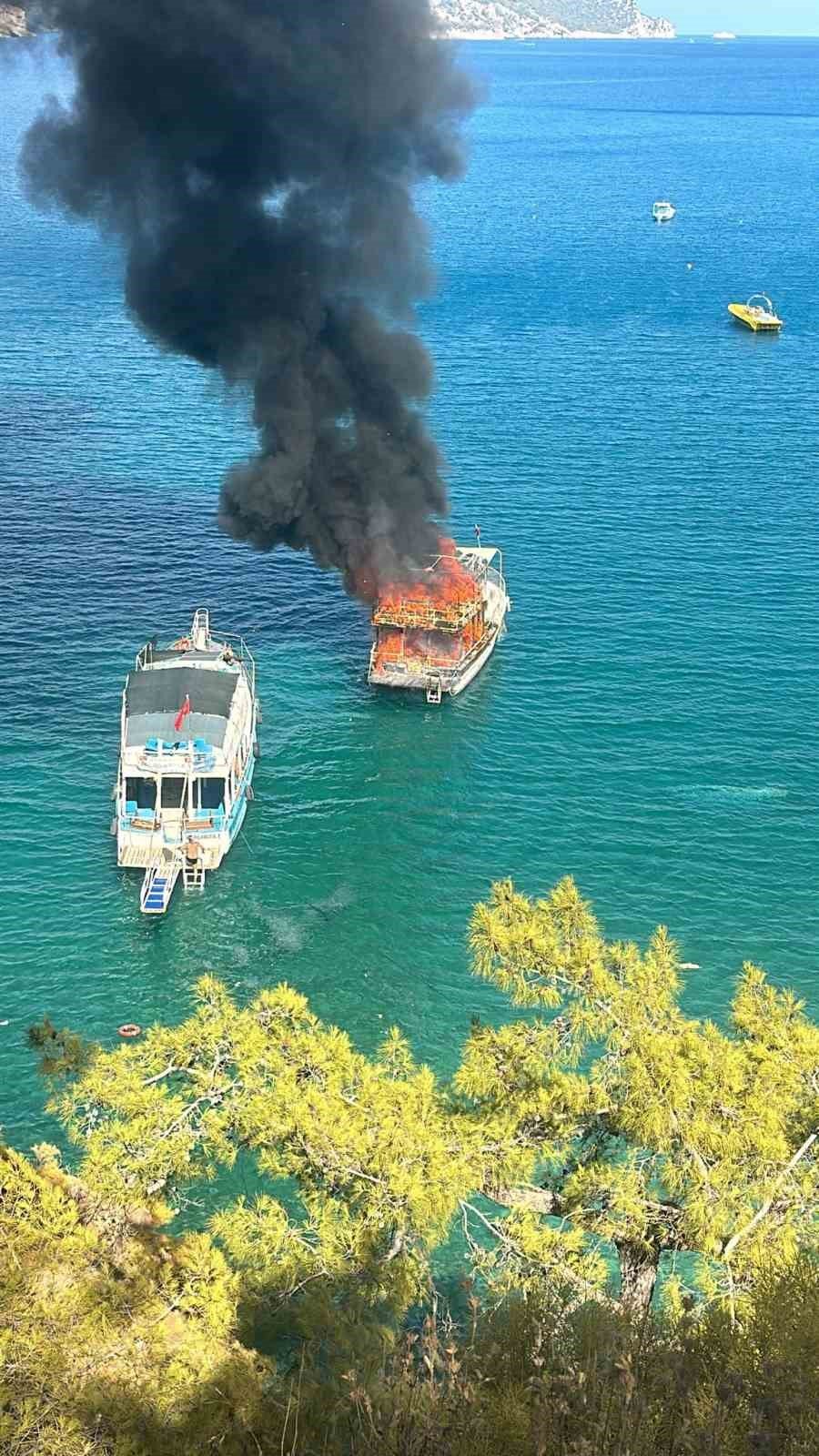 Alev Alan Tur Teknesi Sulara Gömüldü