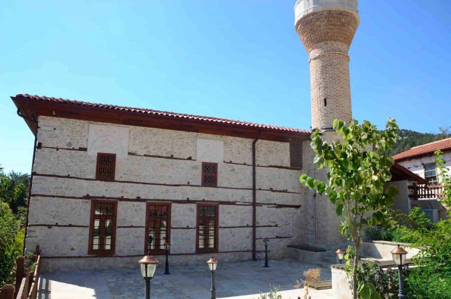 Antalya’daki 600 Yıllık Sarıhacılar Camii Yıllara Meydan Okuyor