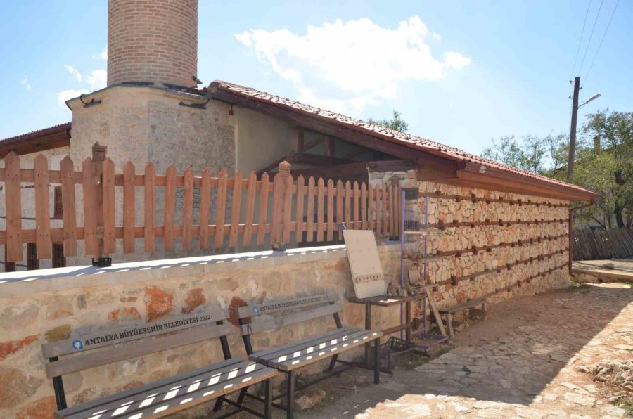 Antalya’daki 600 Yıllık Sarıhacılar Camii Yıllara Meydan Okuyor