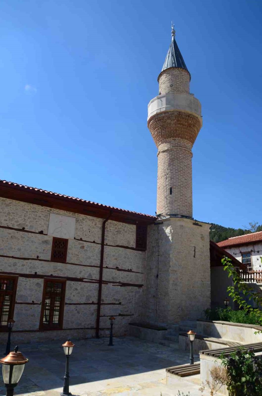 Antalya’daki 600 Yıllık Sarıhacılar Camii Yıllara Meydan Okuyor