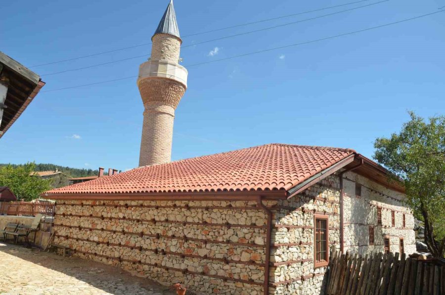 Antalya’daki 600 Yıllık Sarıhacılar Camii Yıllara Meydan Okuyor