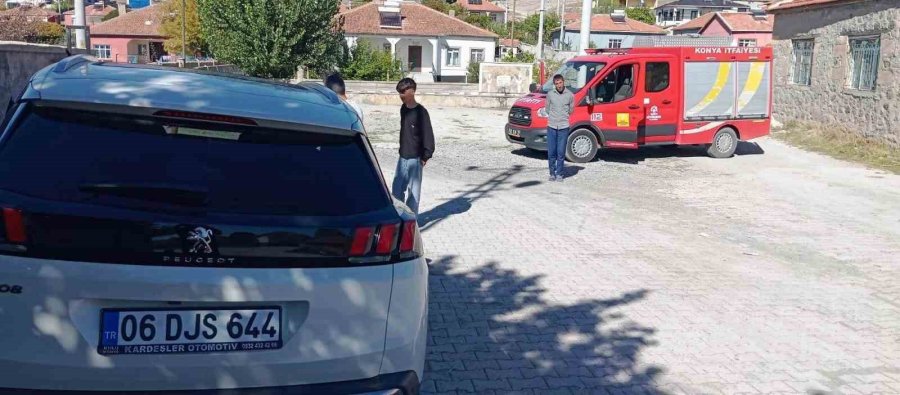 Konya’da Otomobilin Motoruna Sıkışan Kedi Kurtarıldı