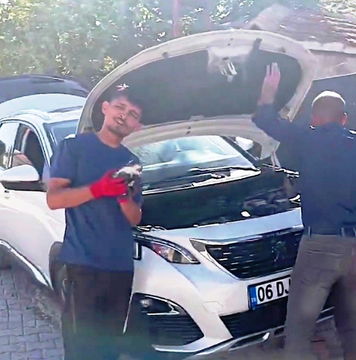 Konya’da Otomobilin Motoruna Sıkışan Kedi Kurtarıldı