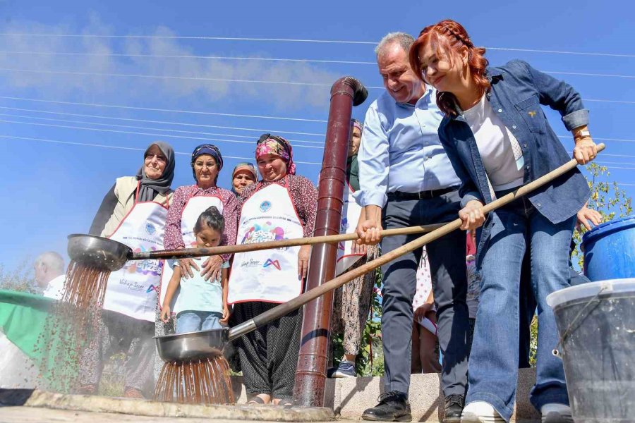 Başkan Seçer, Silifke’de ’bağ Bozumu Şenliği’ne Katıldı