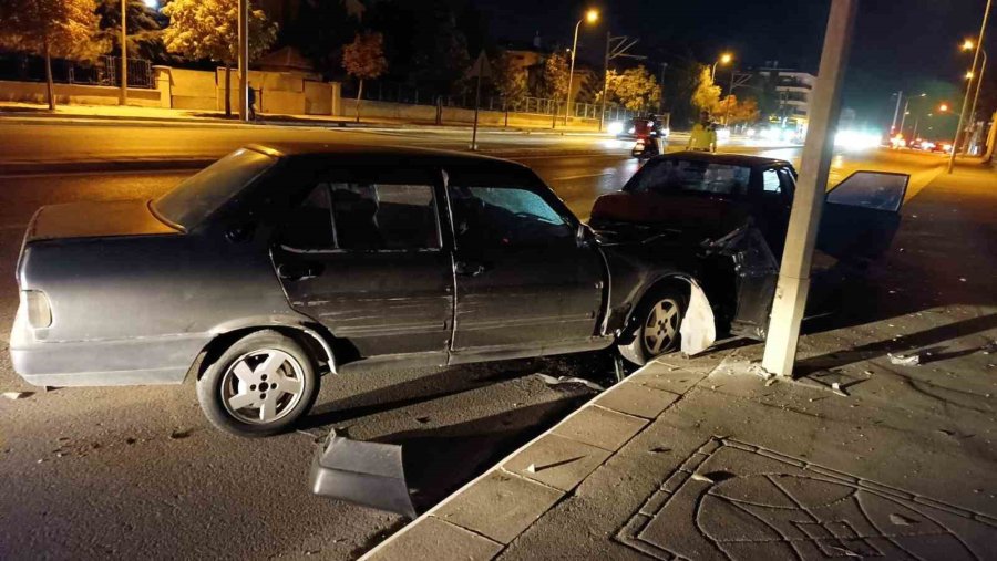 Kaza Yapan Alkollü Sürücü Aracını Ve Arkadaşlarını Bırakıp Kaçtı