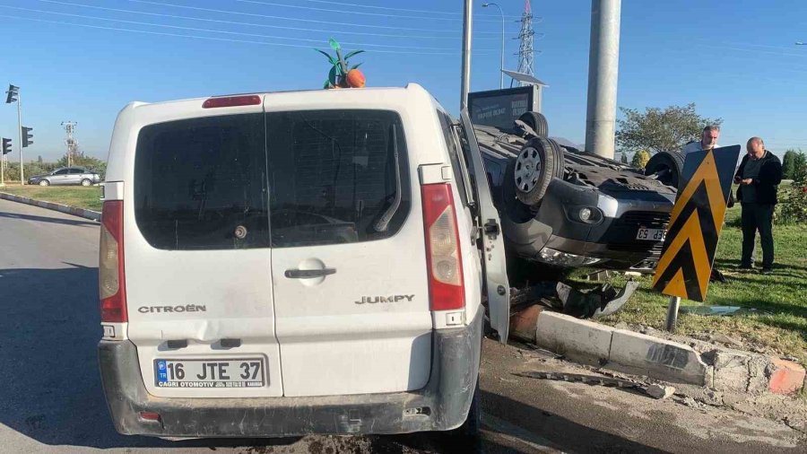 Karaman’da Hafif Ticari Araçlar Çarpıştı: 3 Yaralı