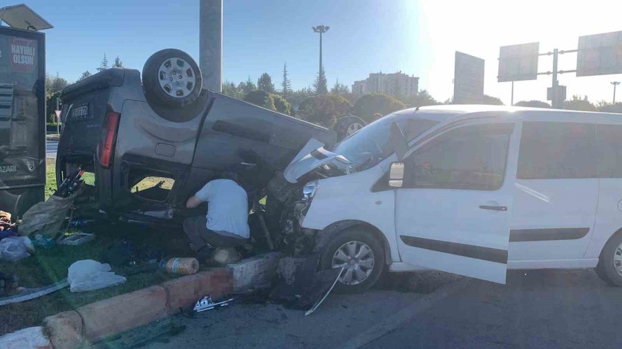 Karaman’da Hafif Ticari Araçlar Çarpıştı: 3 Yaralı