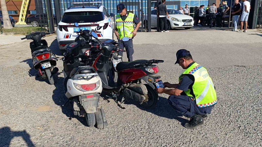 Motosikletlerin Plakasını Söküp Drift Pistine Gittiler