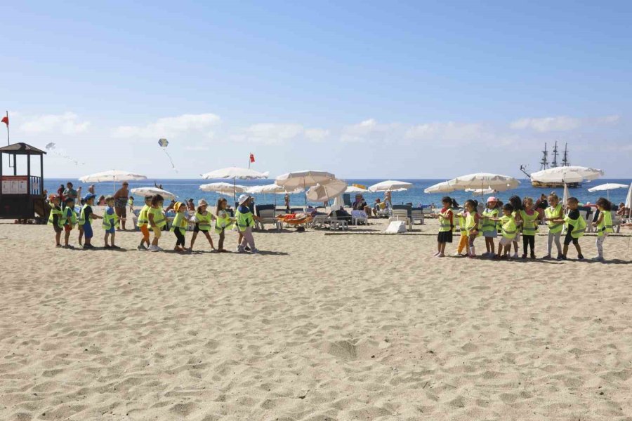 Alanya Belediyesi’nin Minik Öğrencileri Sahilde Doyasıya Eğlendi