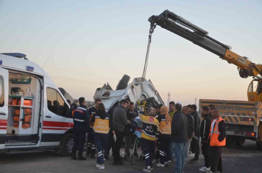 Konya’da Kontrolden Çıkan Tır Devrildi: 2 Yaralı