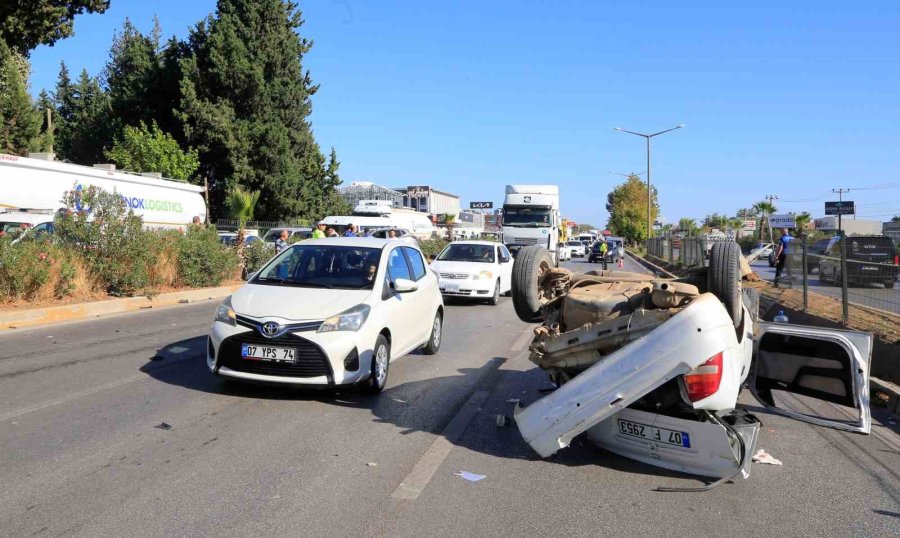 Antalya’da Feci Kaza: Takla Atıp Tel Bariyerleri Aşarak Karşı Yöne Geçen Aracın, İki Araca Çarpması Sonucu 2 Kişi Yaralandı