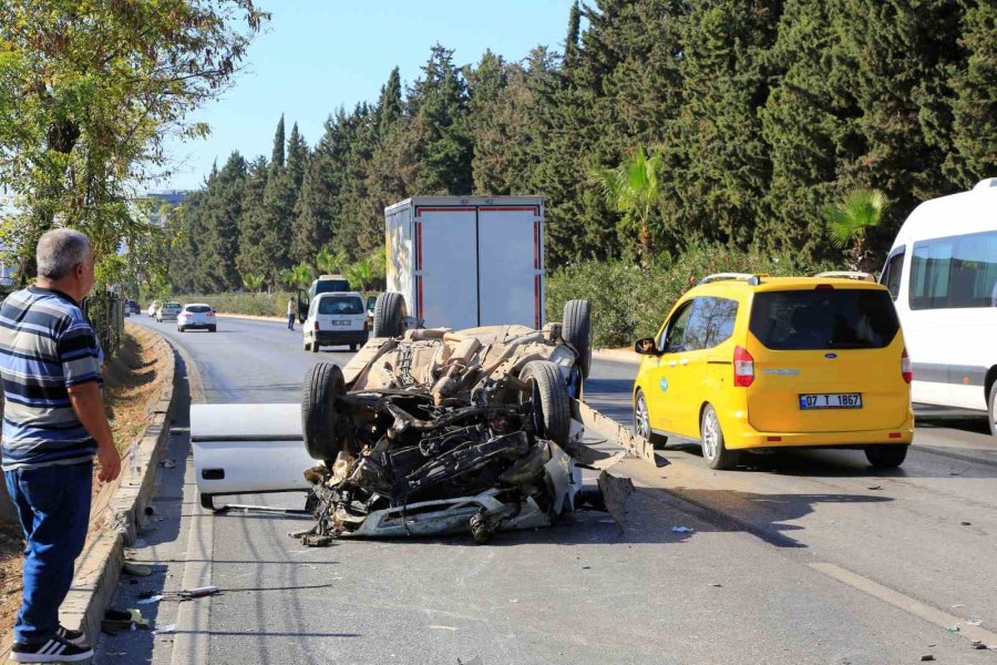 Antalya’da Feci Kaza: Takla Atıp Tel Bariyerleri Aşarak Karşı Yöne Geçen Aracın, İki Araca Çarpması Sonucu 2 Kişi Yaralandı