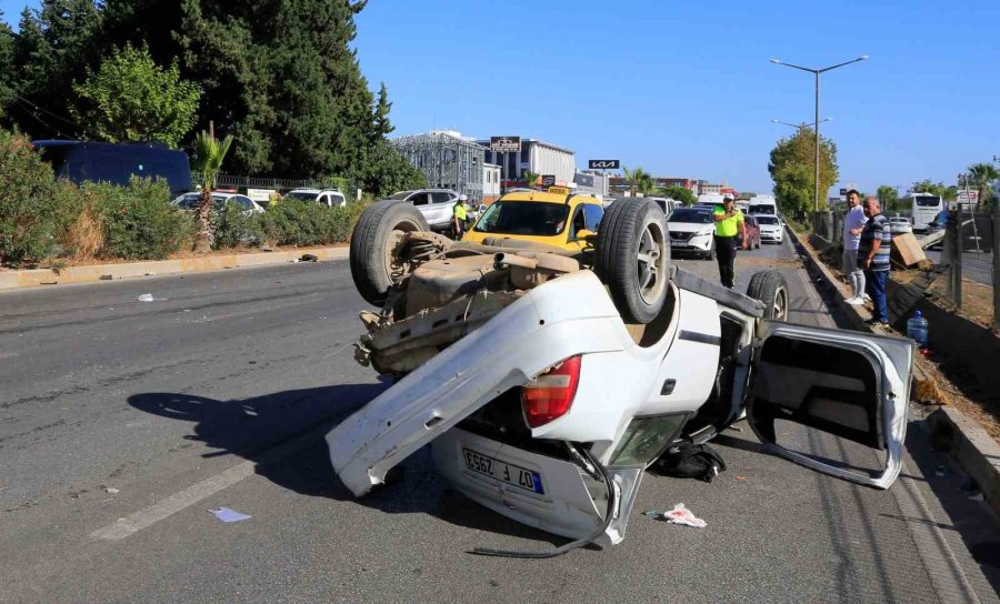 Antalya’da Feci Kaza: Takla Atıp Tel Bariyerleri Aşarak Karşı Yöne Geçen Aracın, İki Araca Çarpması Sonucu 2 Kişi Yaralandı