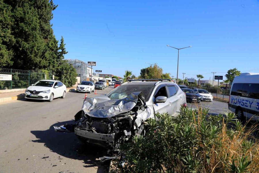 Antalya’da Feci Kaza: Takla Atıp Tel Bariyerleri Aşarak Karşı Yöne Geçen Aracın, İki Araca Çarpması Sonucu 2 Kişi Yaralandı