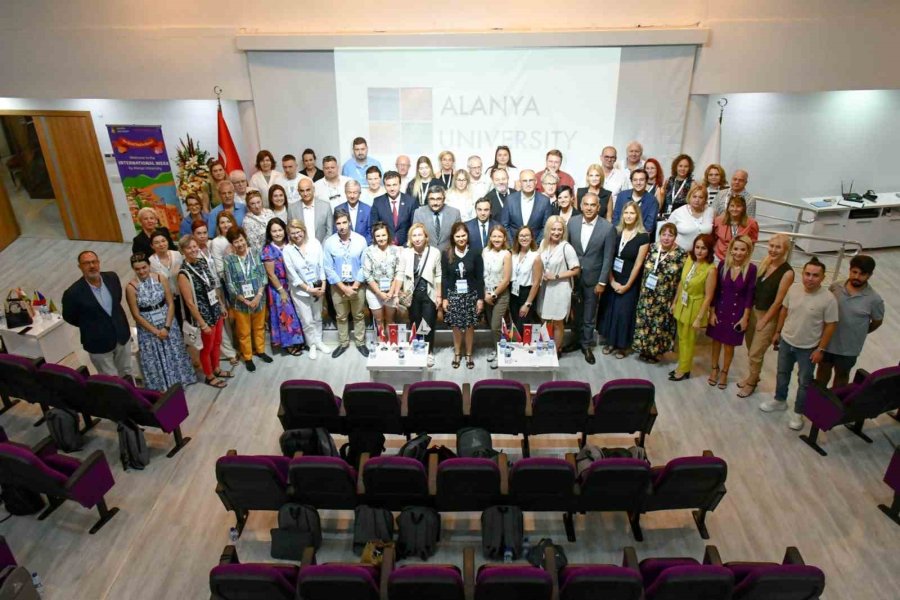 Alanya Üniversitesi’nde "moving Forward 3rd International Week" Coşkusu