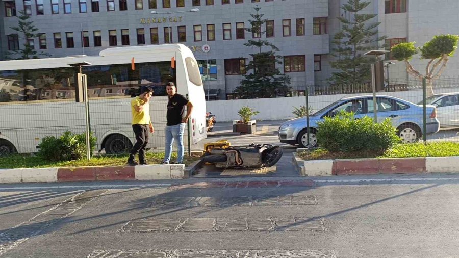 Manavgat’ta Adliye Önünde Motosikletler Çarpıştı: 3 Yaralı