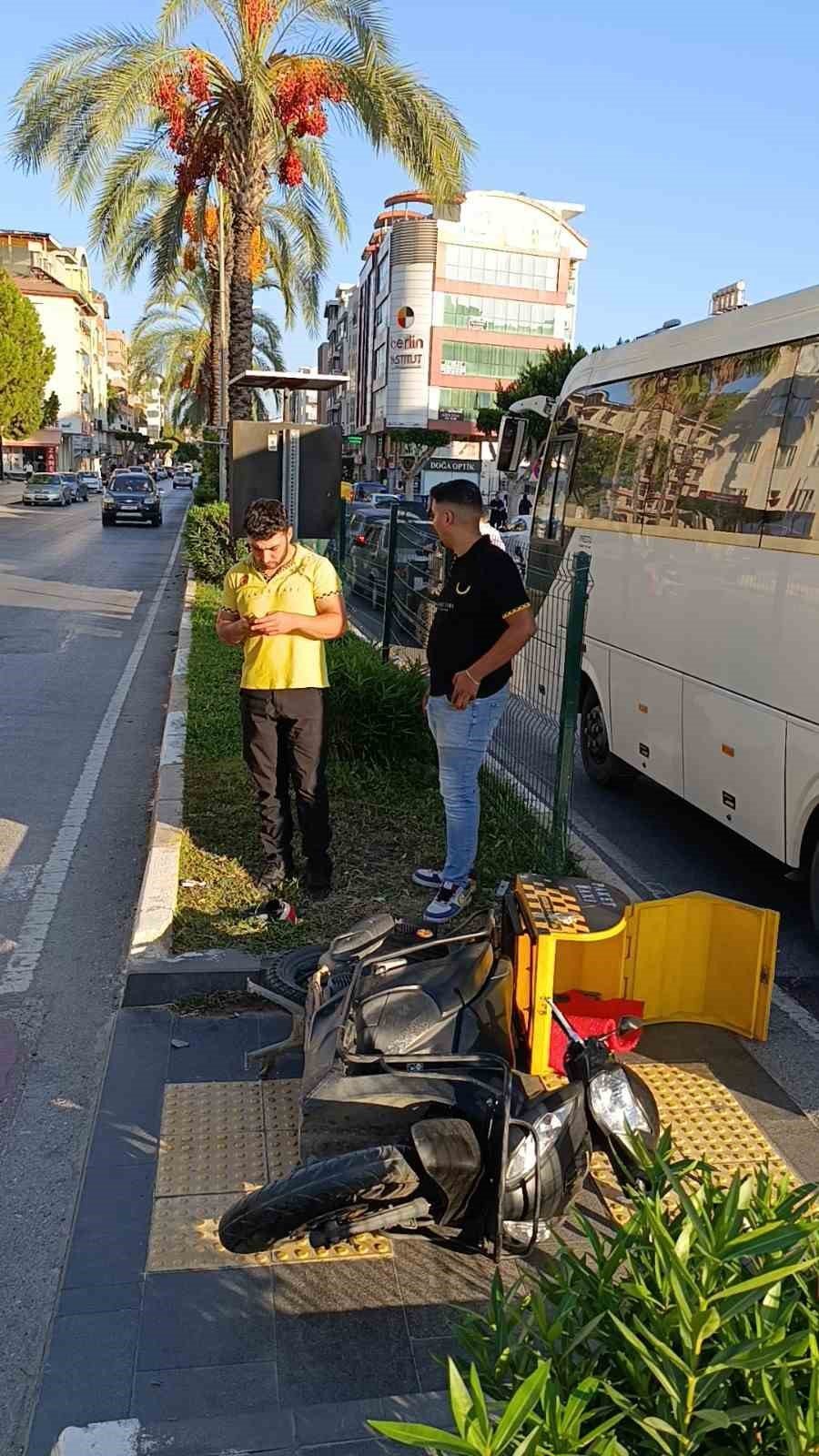 Manavgat’ta Adliye Önünde Motosikletler Çarpıştı: 3 Yaralı