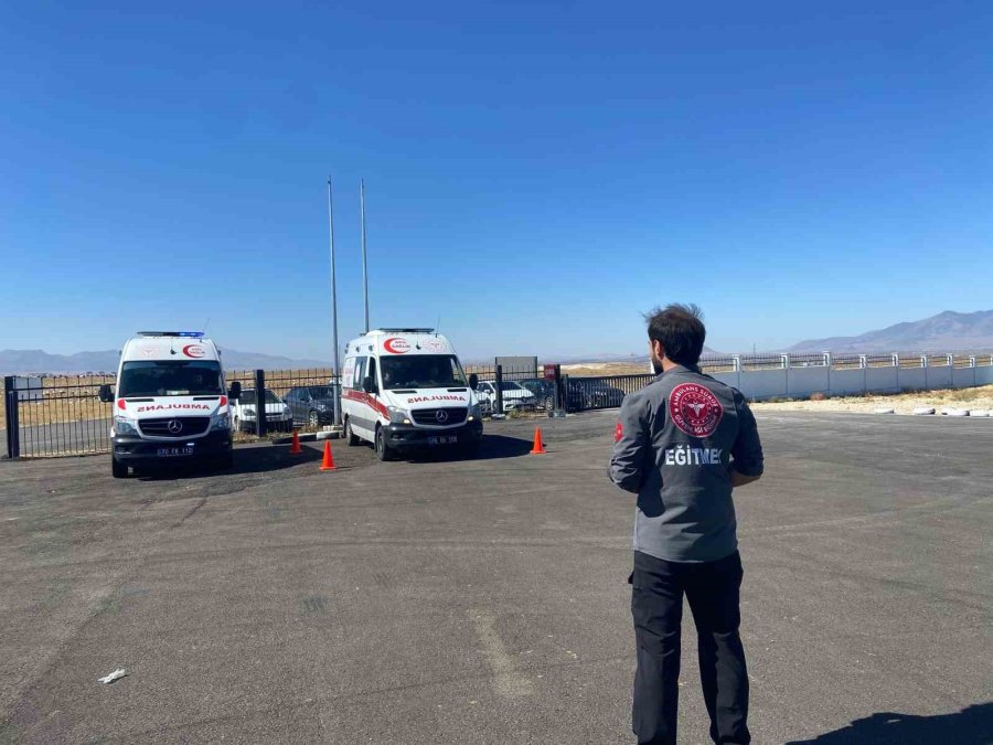 Karaman’da Acil Tıp Teknisyenleri İle Paramedik Personel De Ambulans Kullanabilecek