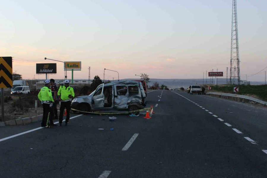 Durakta Bekleyen Öğretmenleri Alan Araca Kamyon Çarptı: 1 Ölü, 5 Yaralı