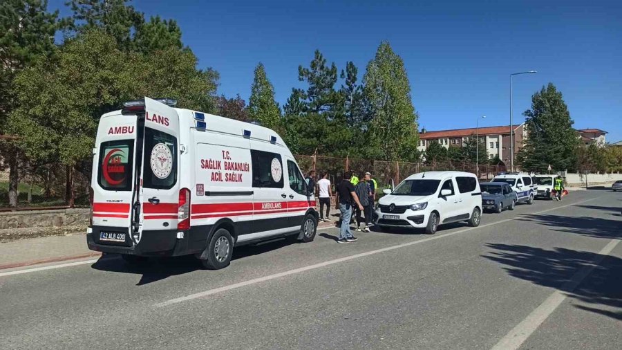 Konya’da Kaldırıma Çarpan Motosiklet Devrildi: 2 Yaralı