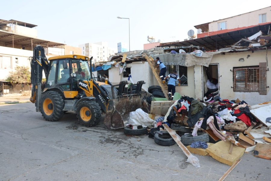 Mersin’de Çöp Evden Tonlarca Atık Çıktı