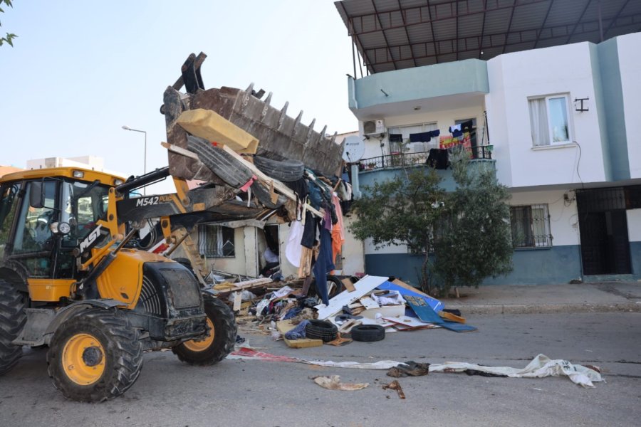 Mersin’de Çöp Evden Tonlarca Atık Çıktı