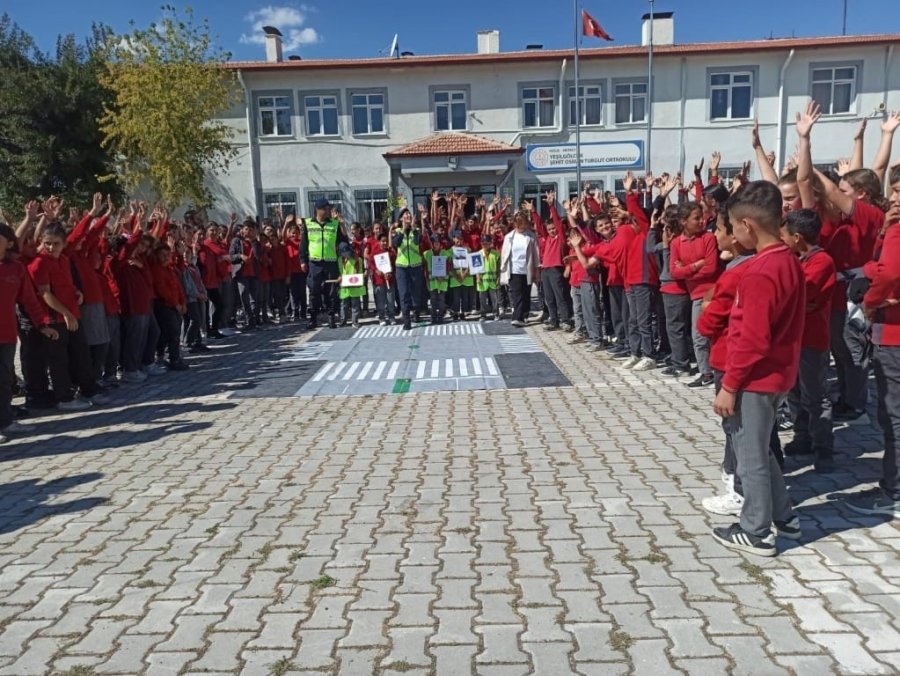 Jandarma’dan Öğrencilere Trafik Güvenliği Eğitimi