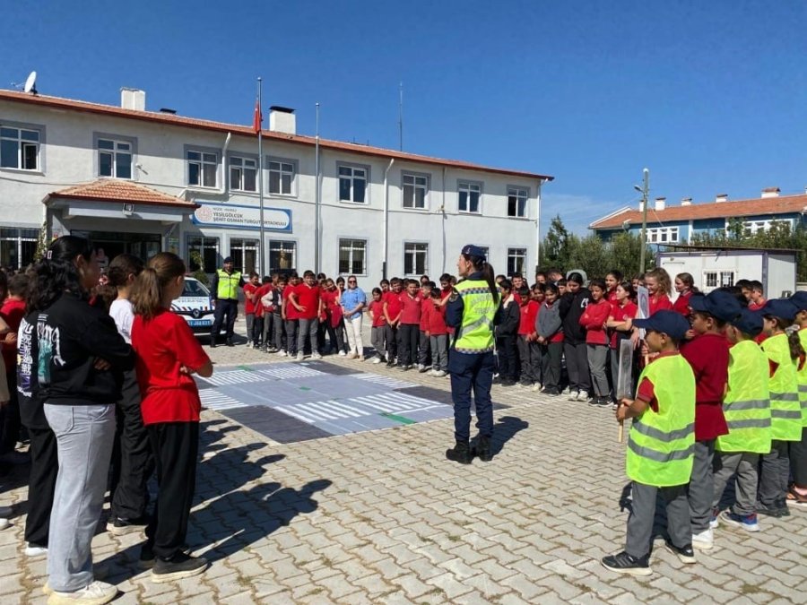 Jandarma’dan Öğrencilere Trafik Güvenliği Eğitimi