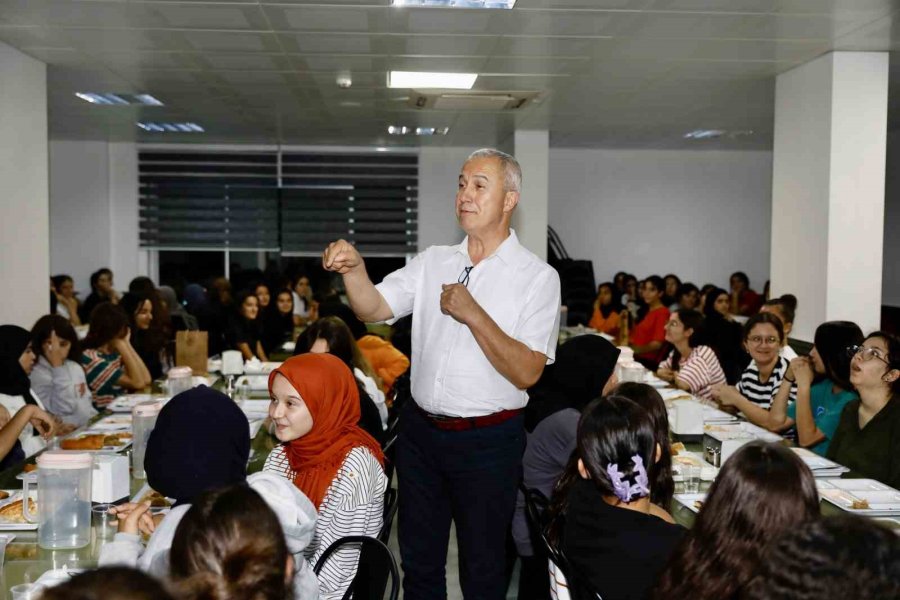 Başkan Özçelik, Kız Öğrencilerin Taleplerini Dinledi