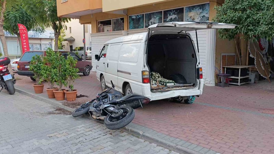 Ehliyetine El Konulan Motosiklet Sürücüsünün Tek Teker Şovu Hastanede Bitti