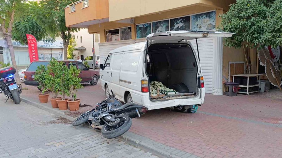 Ehliyetine El Konulan Motosiklet Sürücüsünün Tek Teker Şovu Hastanede Bitti