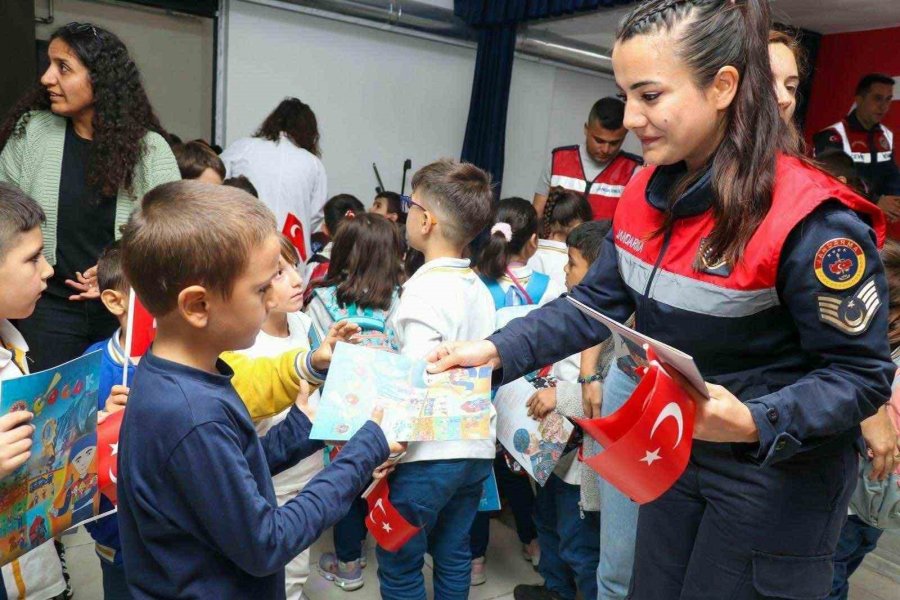 Jandarma Ekipleri Hayvanları Koruma Günüyle İlgili Etkinlik Gerçekleştirdi