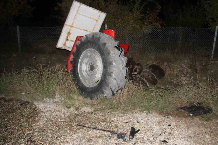 Konya’da Otomobille Çarpışan Traktör İkiye Bölündü: 1 Ölü, 1 Yaralı