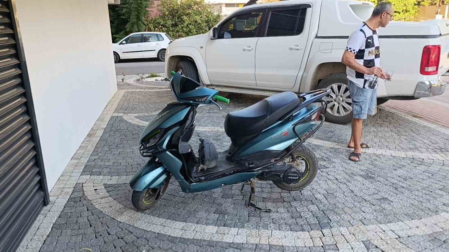 Kaza Yapan Çocuklar Polis Ve Ambulansın Sirenini Duyunca Kaçıp Gitti