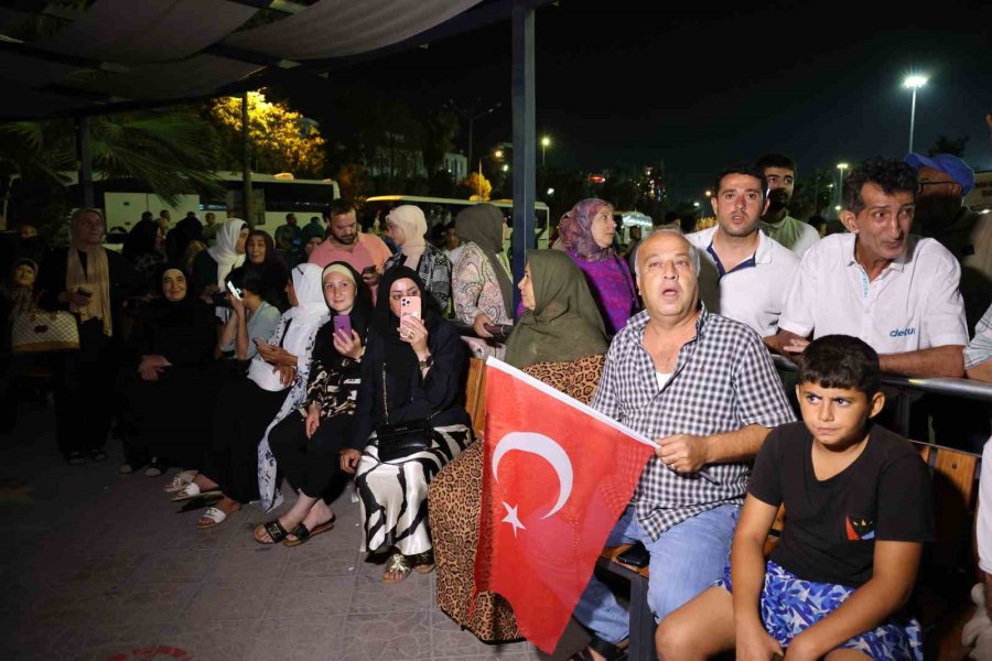 Lübnan’dan Tahliye Edilen Türk Vatandaşları Mersin’de Alkışlarla Karşılandı