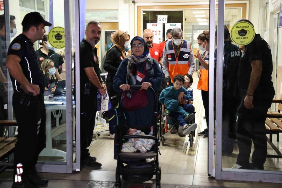 Lübnan’dan Tahliye Edilen Türk Vatandaşları Mersin’de Alkışlarla Karşılandı