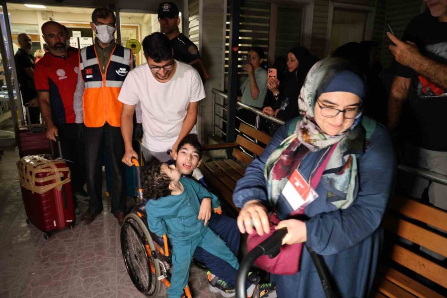 Lübnan’dan Tahliye Edilen Türk Vatandaşları Mersin’de Alkışlarla Karşılandı